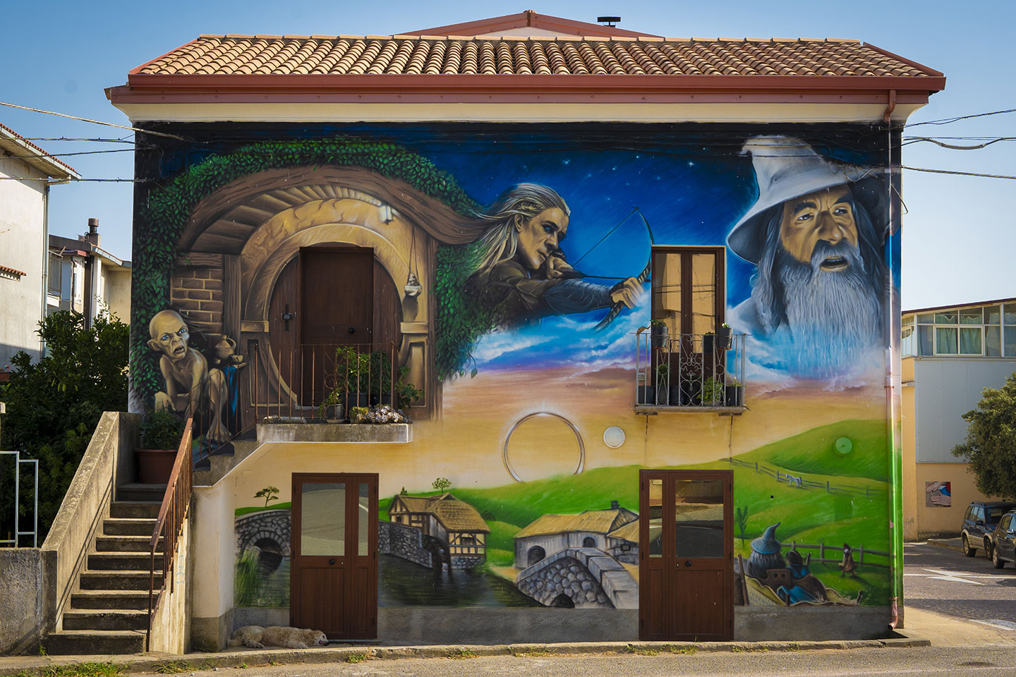 Murale del Signore degli Anelli dipinto su edificio del borgo